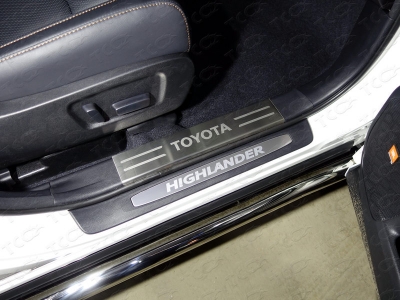 Накладки на пластиковые пороги шлифованный лист надпись Toyota 2 штуки ТСС для Toyota Highlander 2017-2020
